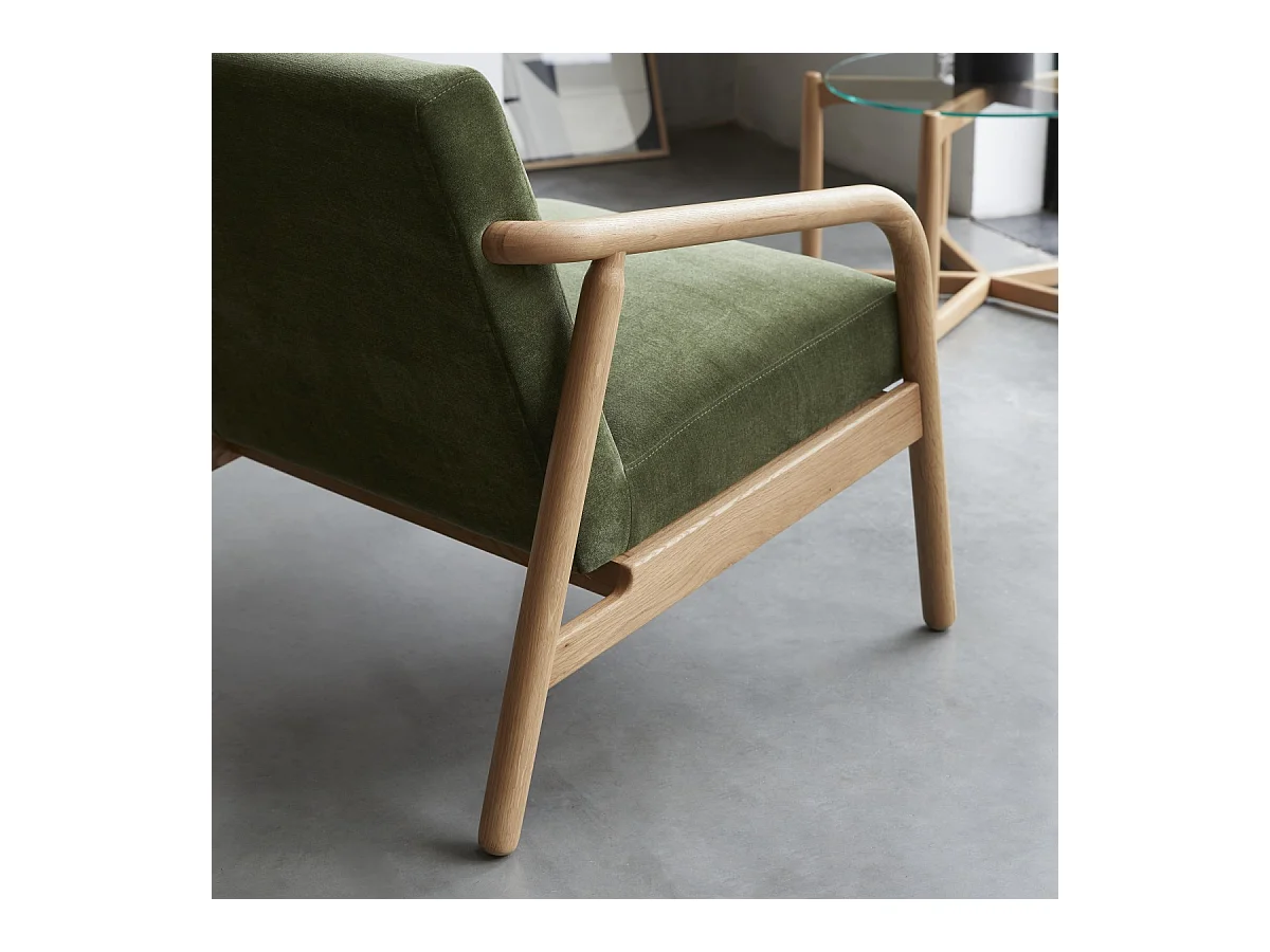 Sessel Axel aus massivem Eichenholz mit grünem Samtbezug