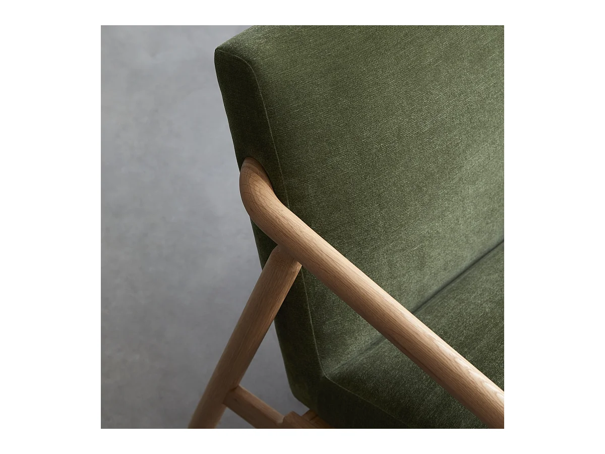 Sessel Axel aus massivem Eichenholz mit grünem Samtbezug