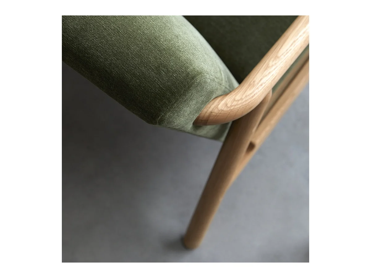 Sessel Axel aus massivem Eichenholz mit grünem Samtbezug