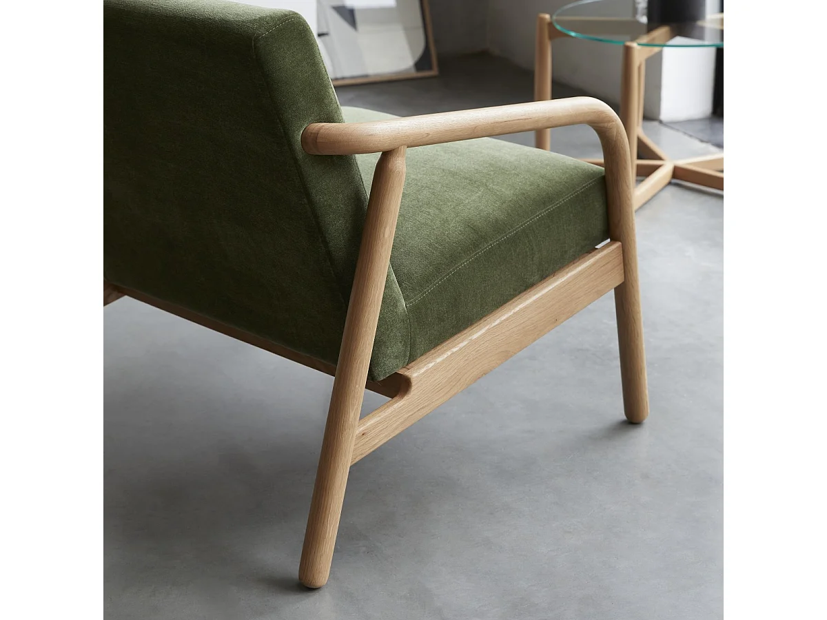 Sessel Axel aus massivem Eichenholz mit grünem Samtbezug