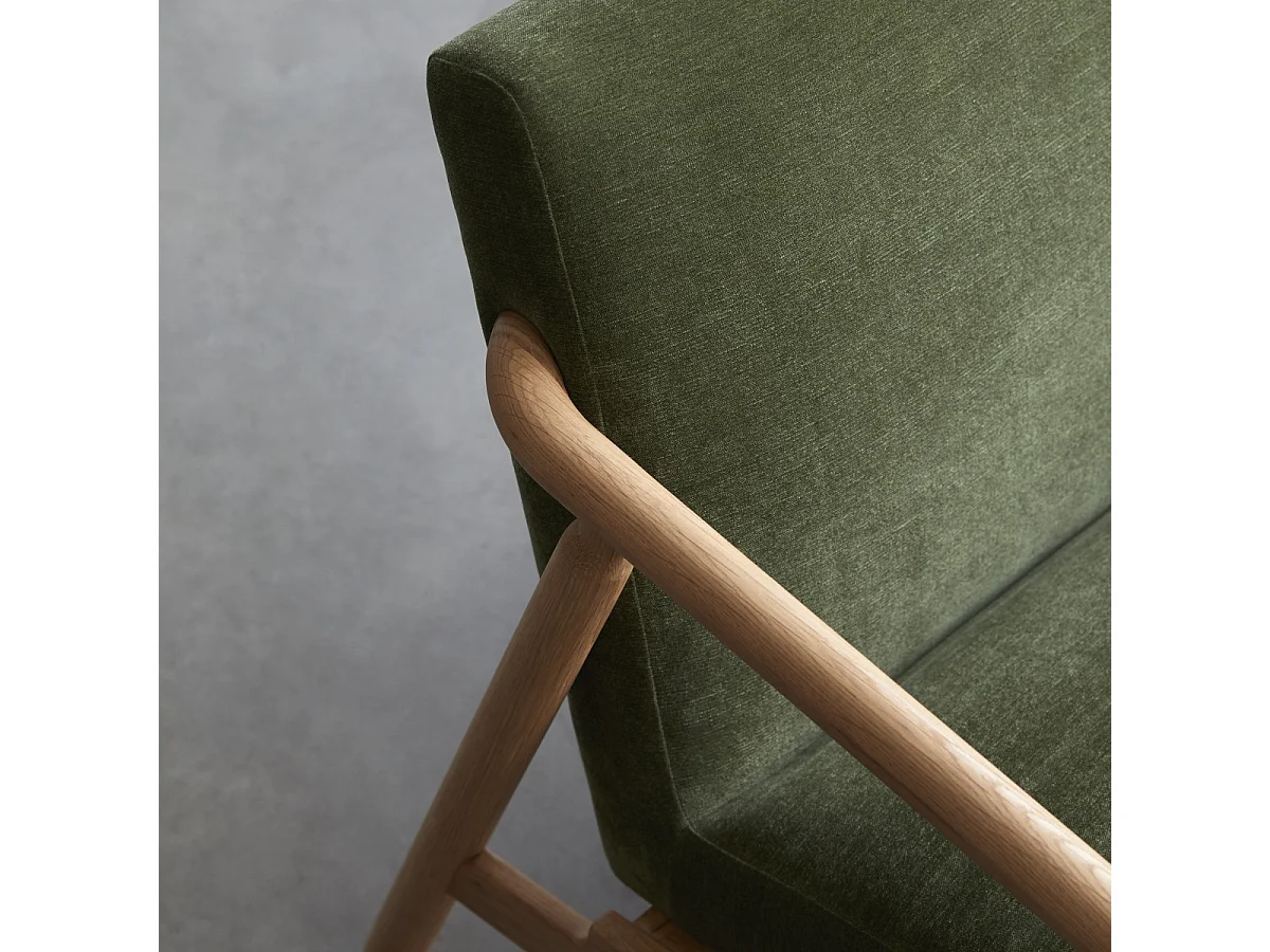 Sessel Axel aus massivem Eichenholz mit grünem Samtbezug