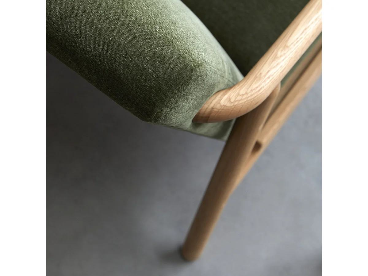 Sessel Axel aus massivem Eichenholz mit grünem Samtbezug