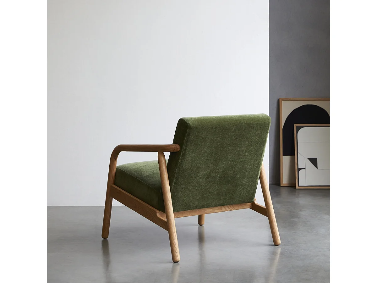 Sessel Axel aus massivem Eichenholz mit grünem Samtbezug