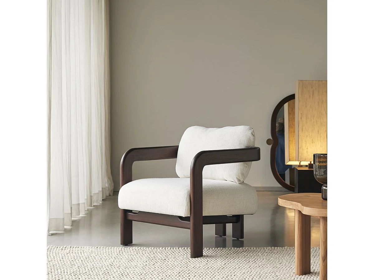 Sessel Charlie aus massivem Mindiholz mit naturfarbenem Bouclé-Stoffbezug, 1-Sitzer