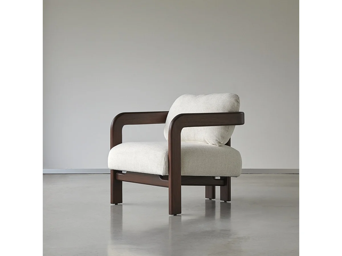 Sessel Charlie aus massivem Mindiholz mit naturfarbenem Bouclé-Stoffbezug, 1-Sitzer