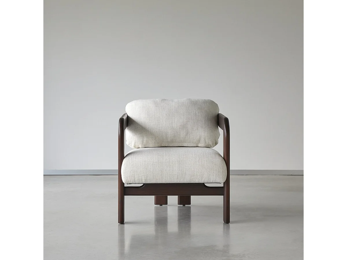 Sessel Charlie aus massivem Mindiholz mit naturfarbenem Bouclé-Stoffbezug, 1-Sitzer