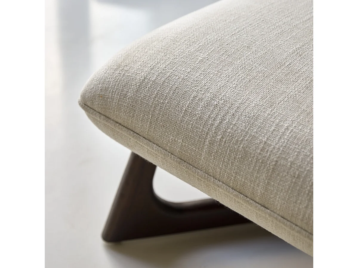 Fauteuil bas en bois de mindi massif et tissu écru Brune, 1 place