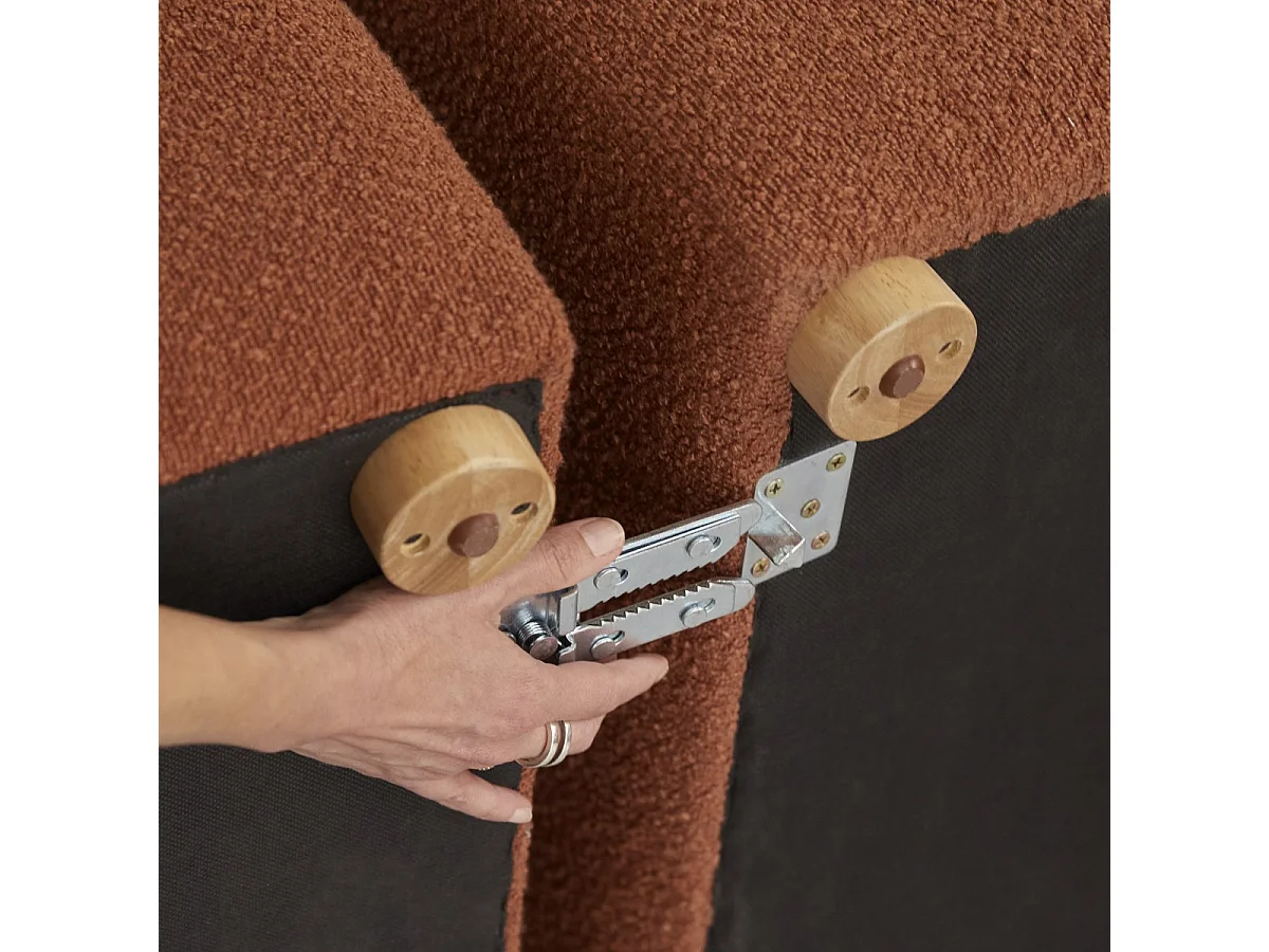 Swann – Modularer Ecksessel aus massivem Akazienholz mit terrakottafarbenem Stoffbezug