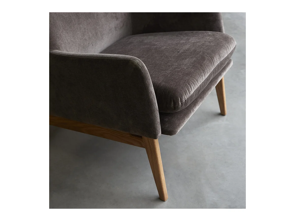 Sessel aus massivem Eichenholz mit grauem Samtbezug
