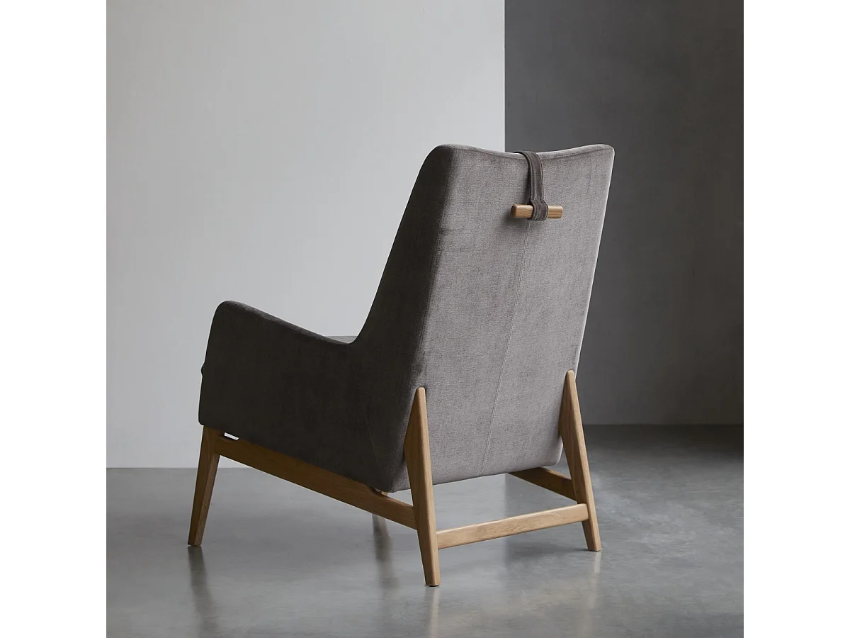 Sessel aus massivem Eichenholz mit grauem Samtbezug