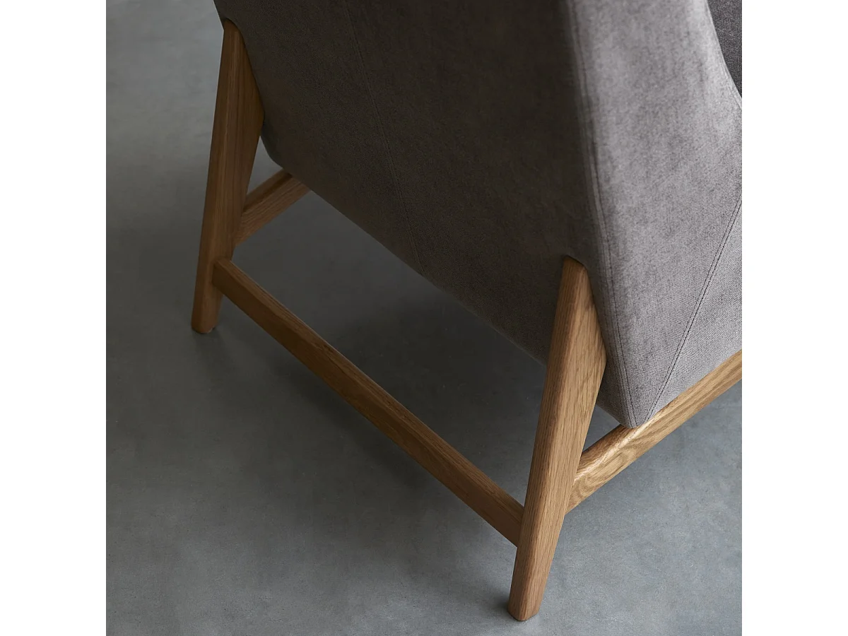 Sessel aus massivem Eichenholz mit grauem Samtbezug