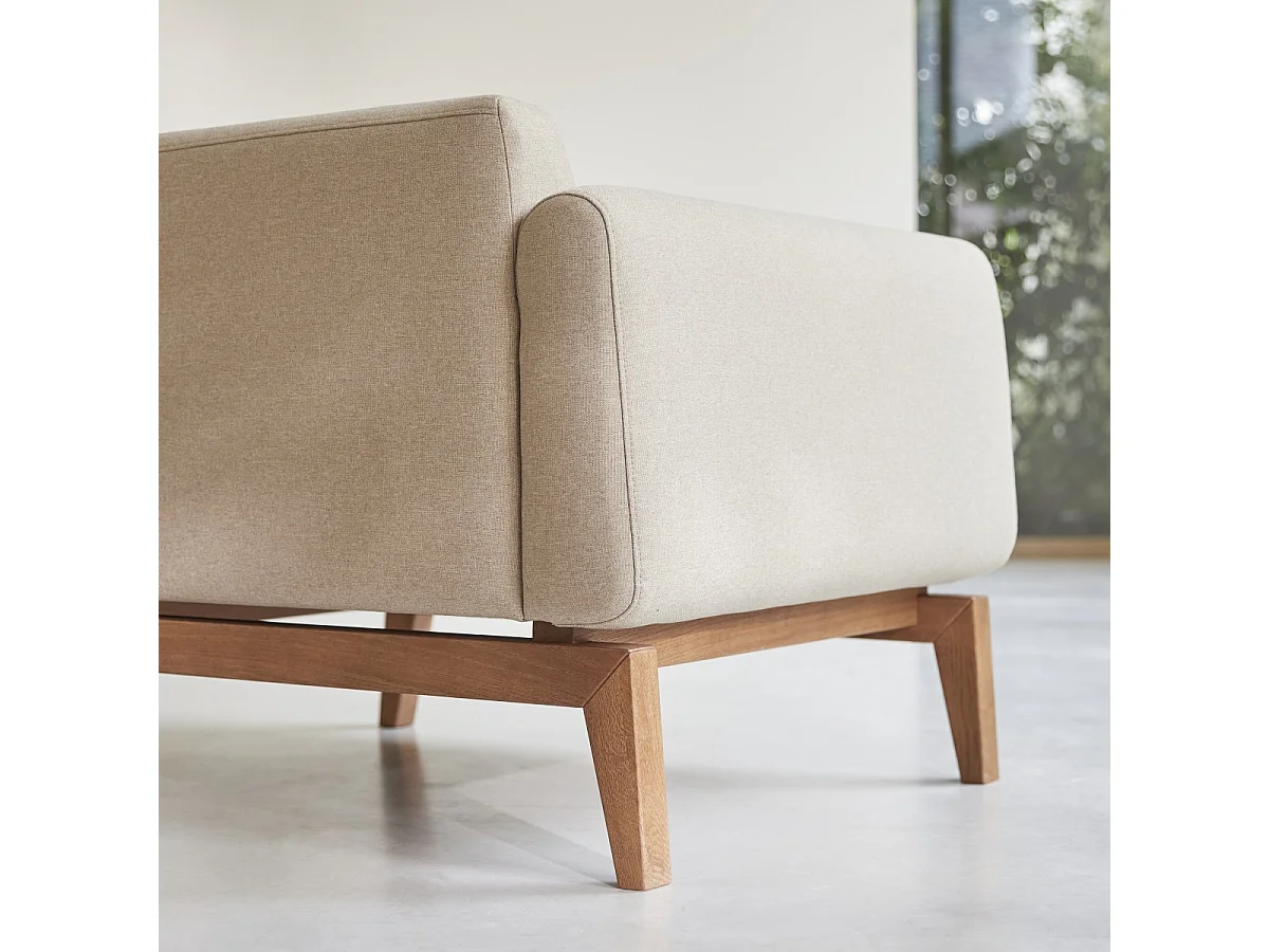 Sessel Bjorn mit massivem Eichenholzgestell und ecrufarbenem Stoffbezug, 1-sitzig