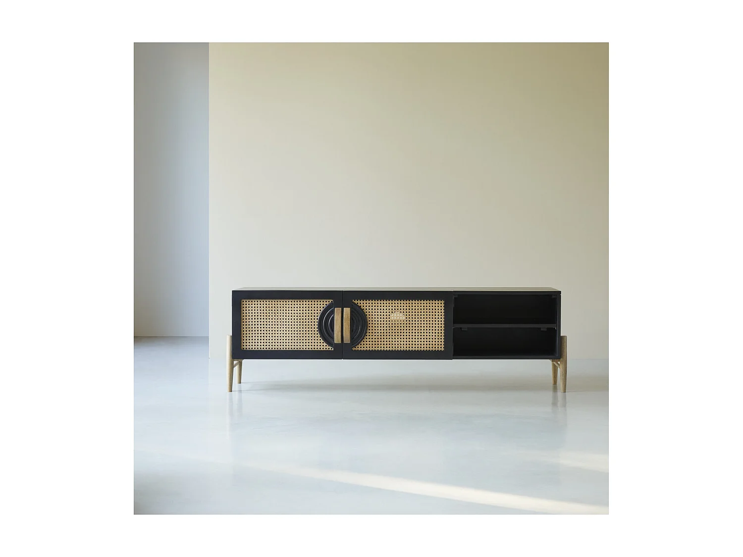 TV-Möbel aus massivem Mangoholz schwarz und Rattan Sina 145 cm