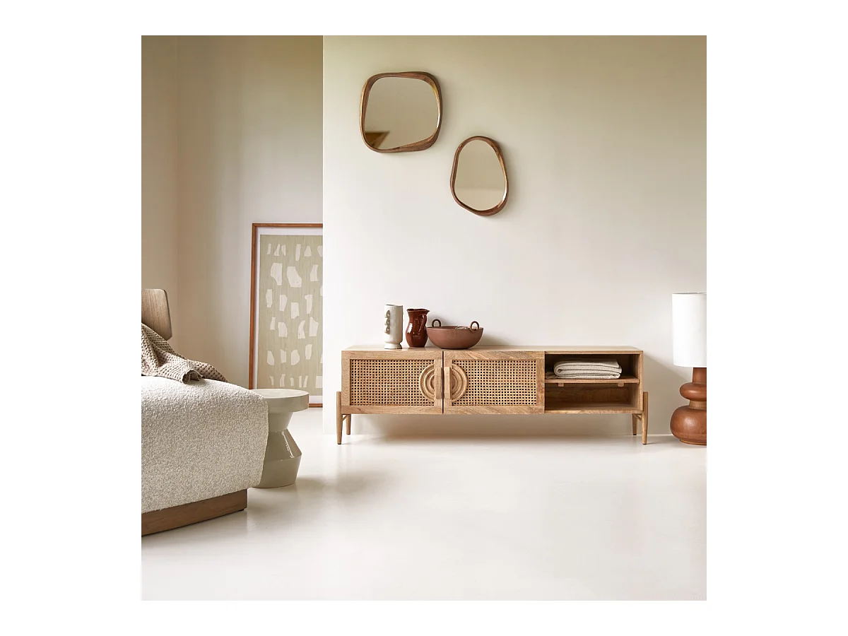 TV-Möbel Sina aus massivem Mangoholz und Rattan