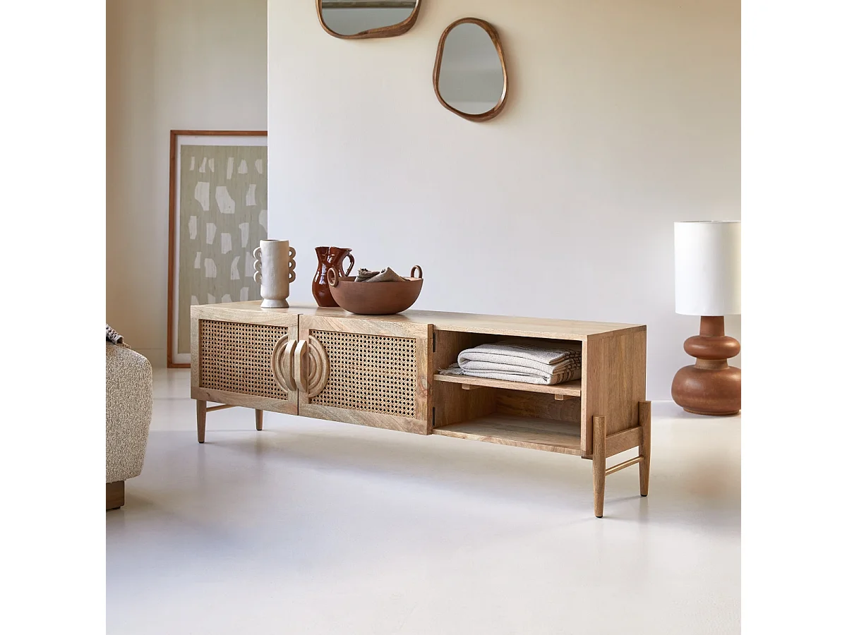 TV-Möbel Sina aus massivem Mangoholz und Rattan
