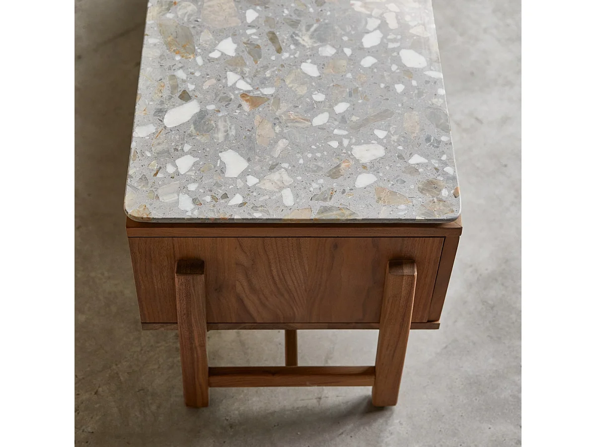 Meuble TV Isaure en bois de noyer massif et terrazzo premium 140 cm