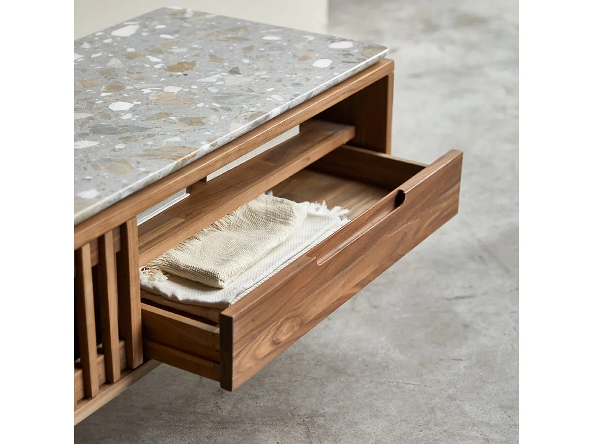 Meuble TV Isaure en bois de noyer massif et terrazzo premium 140 cm