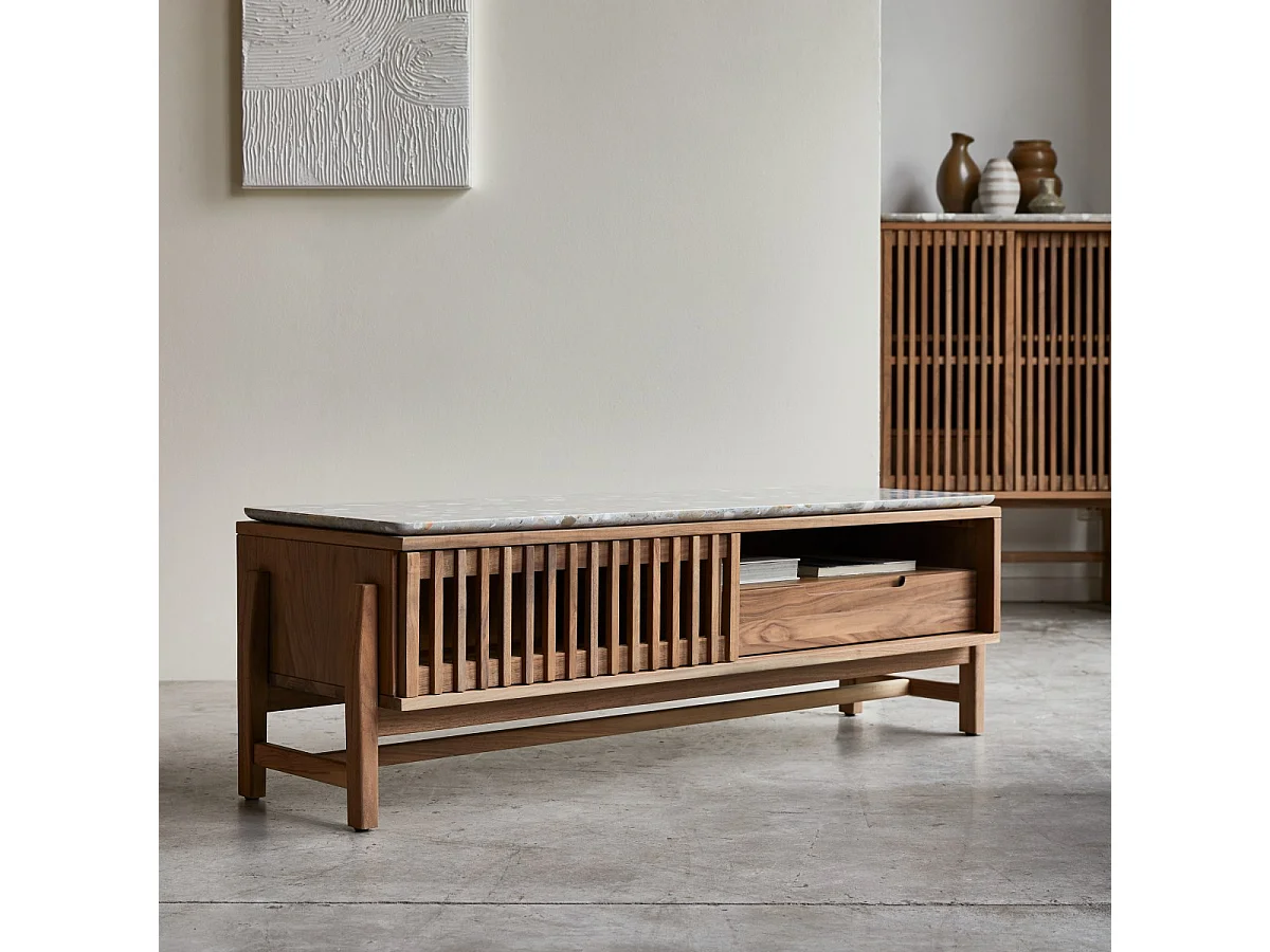 Meuble TV Isaure en bois de noyer massif et terrazzo premium 140 cm