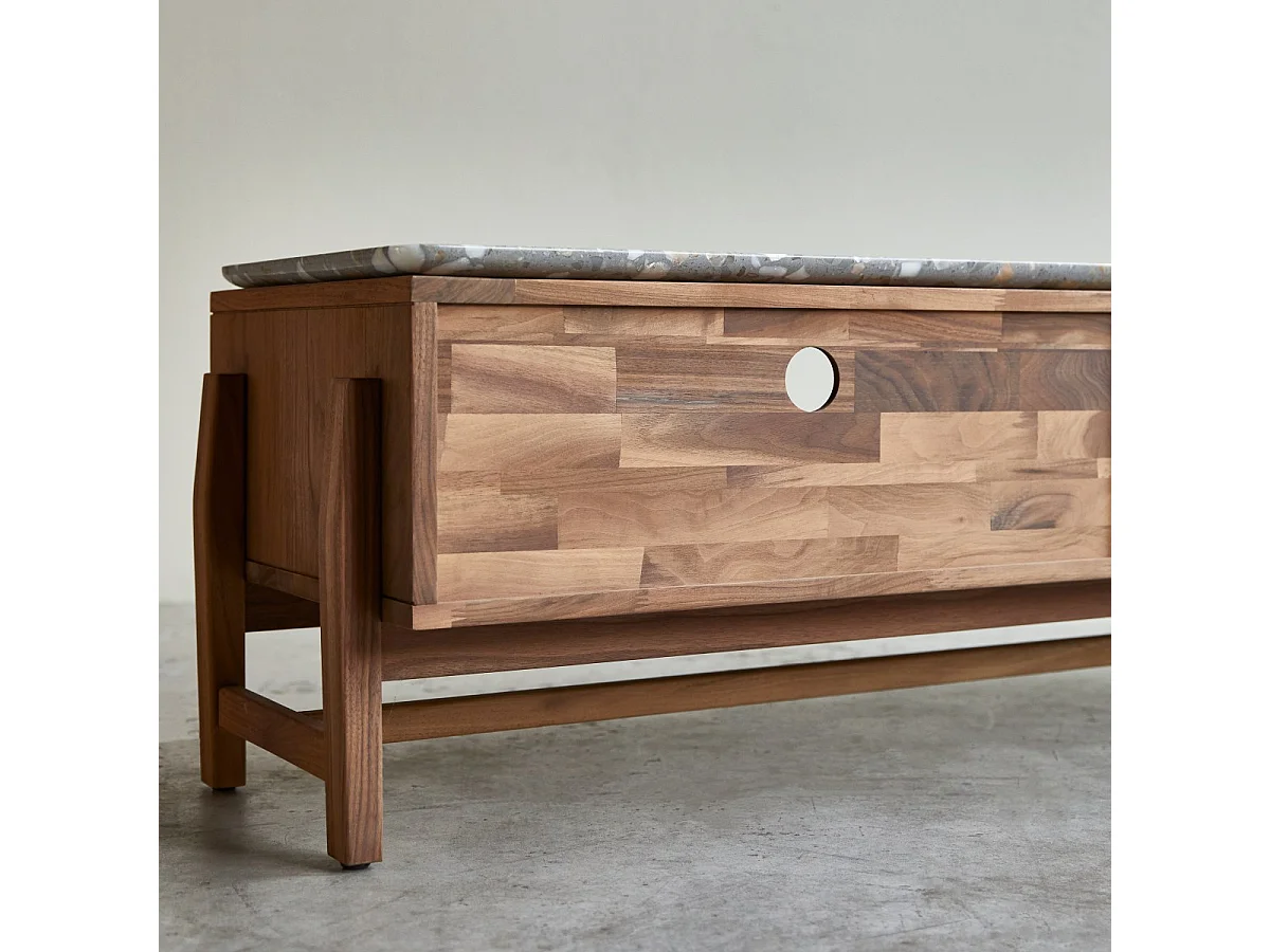 Meuble TV Isaure en bois de noyer massif et terrazzo premium 140 cm