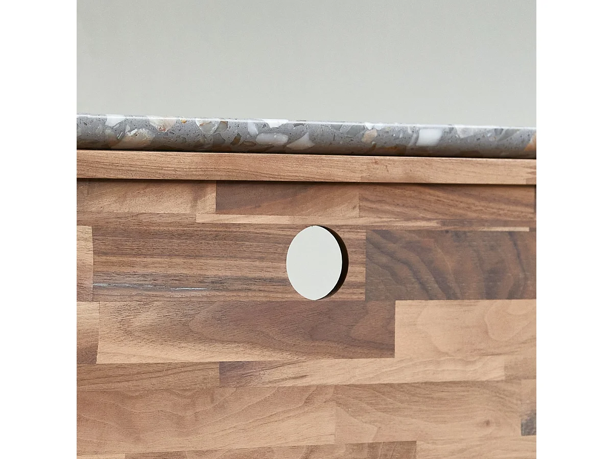 Meuble TV Isaure en bois de noyer massif et terrazzo premium 140 cm