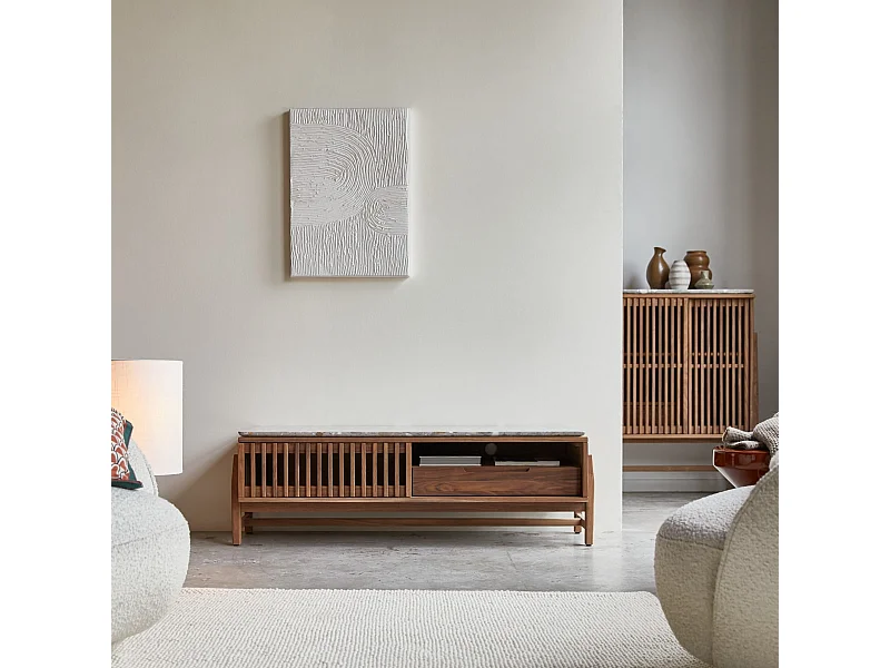 Meuble TV Isaure en bois de noyer massif et terrazzo premium 140 cm