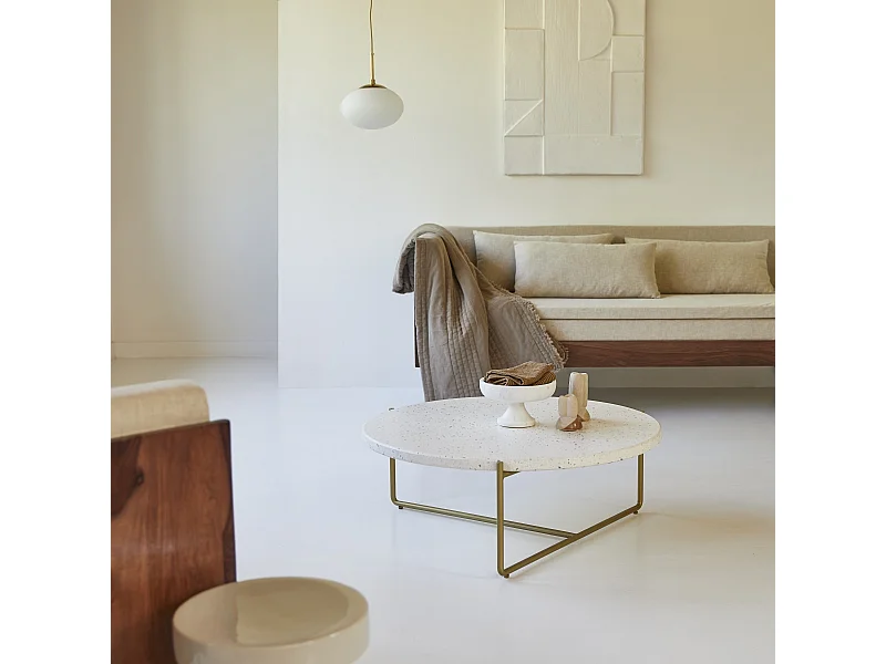 Couchtisch Konfetti aus Metall und Terrazzo 80 Anatole mit goldenem Gestell Desi