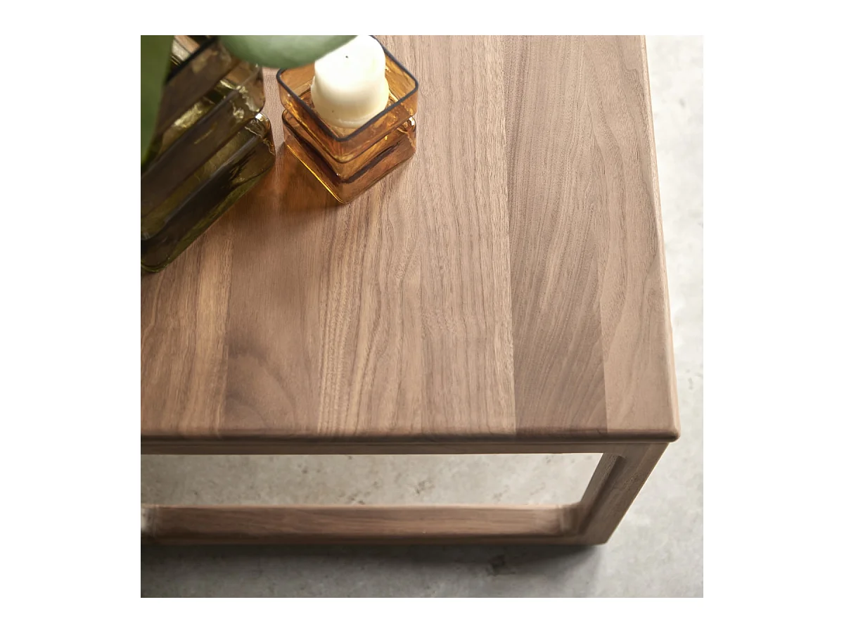 Couchtisch Arto aus massivem Nussbaumholz 100 x 56 cm