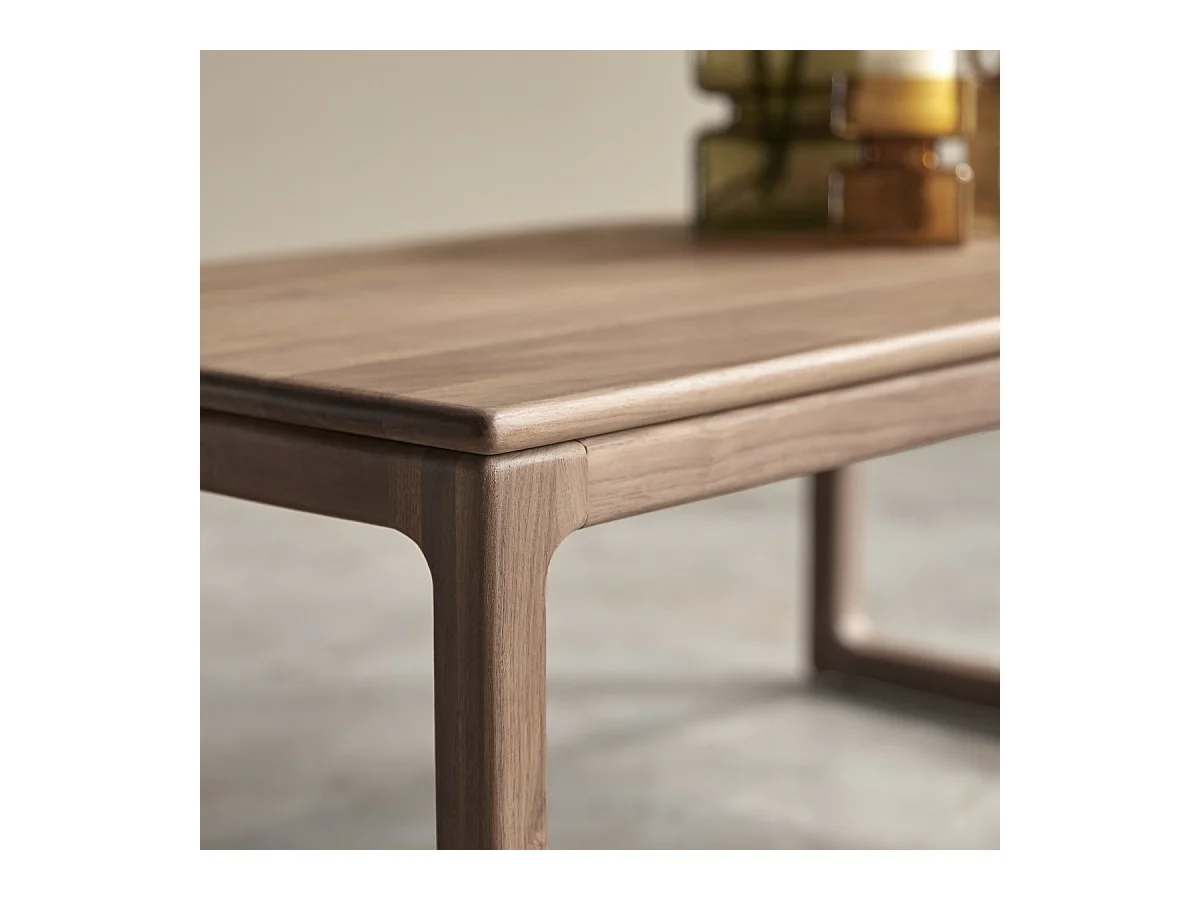 Couchtisch Arto aus massivem Nussbaumholz 100 x 56 cm