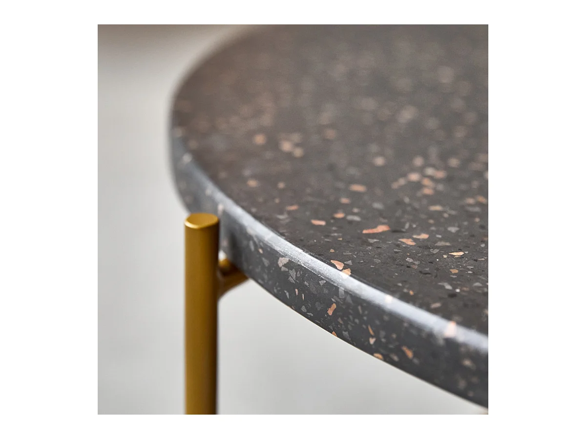 Couchtisch Konfetti grau aus Metall und Terrazzo 80 Anatole mit goldenem Gestell
