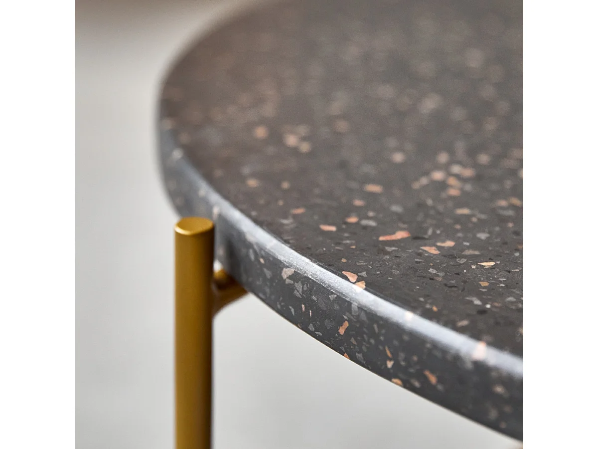 Couchtisch Konfetti grau aus Metall und Terrazzo 80 Anatole mit goldenem Gestell