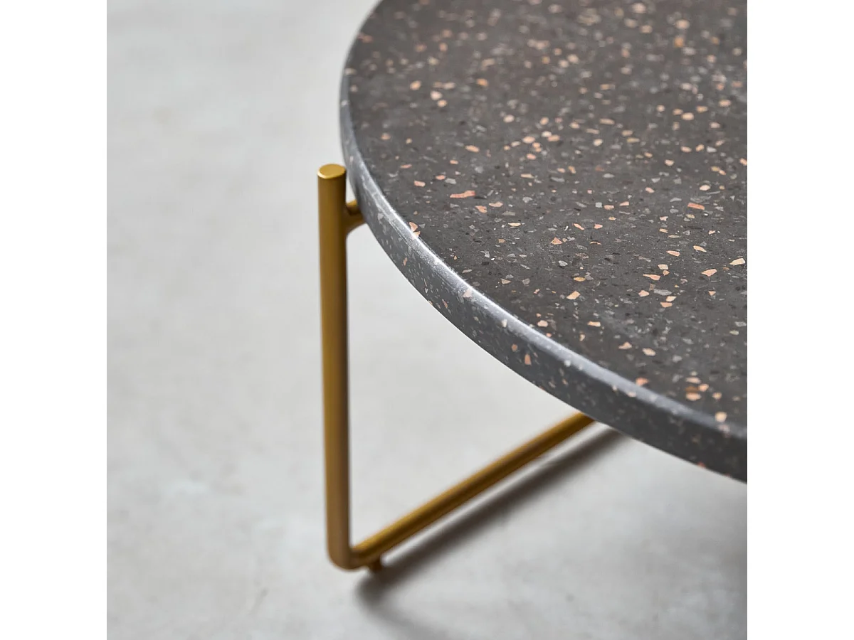 Couchtisch Konfetti grau aus Metall und Terrazzo 80 Anatole mit goldenem Gestell