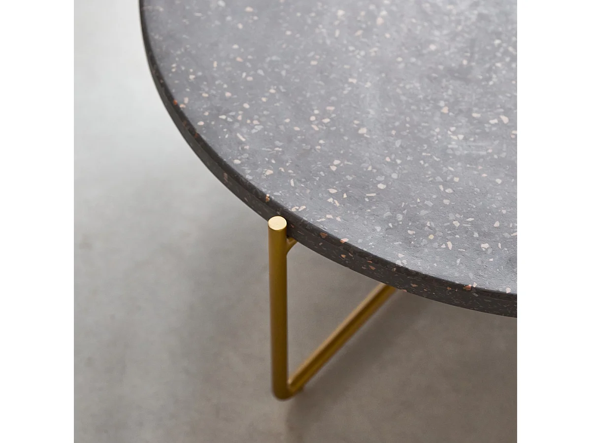 Couchtisch Konfetti grau aus Metall und Terrazzo 80 Anatole mit goldenem Gestell