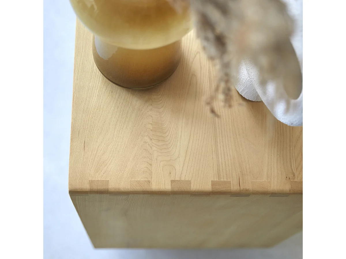 Cassettiera in legno massello di olmo e midollino Luis