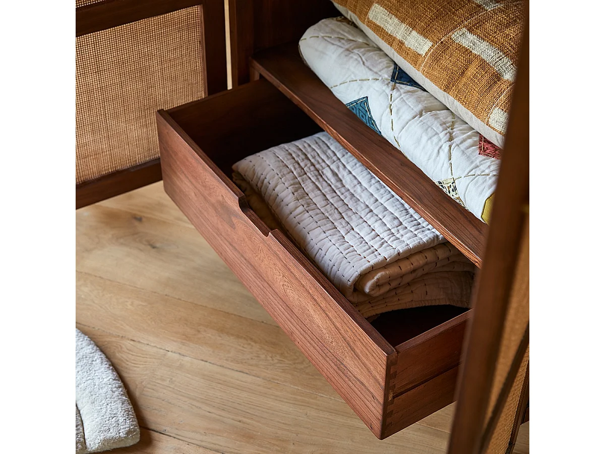 Armoire enfant en bois d'orme et rotin Lisbeth