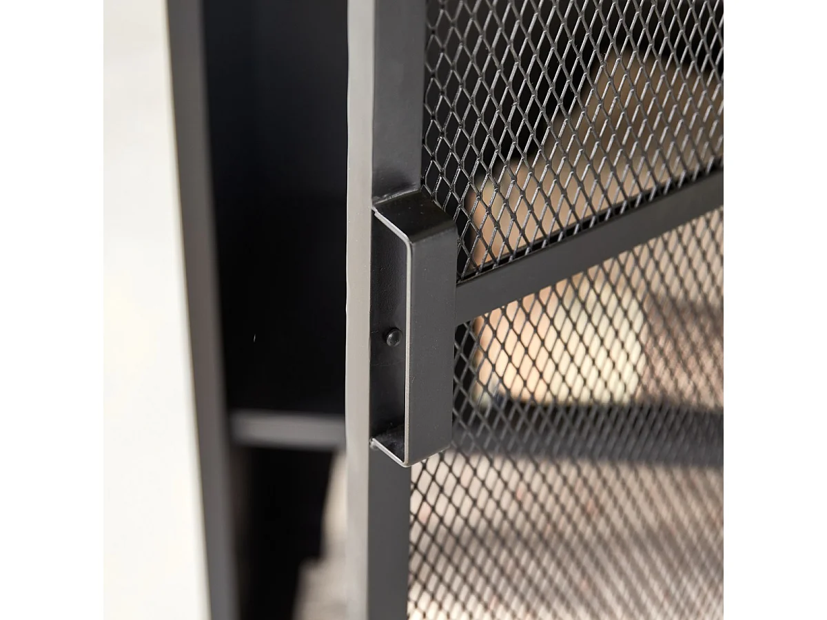 Kinderschrank Alma aus schwarzem Metall in Gitteroptik 175 cm