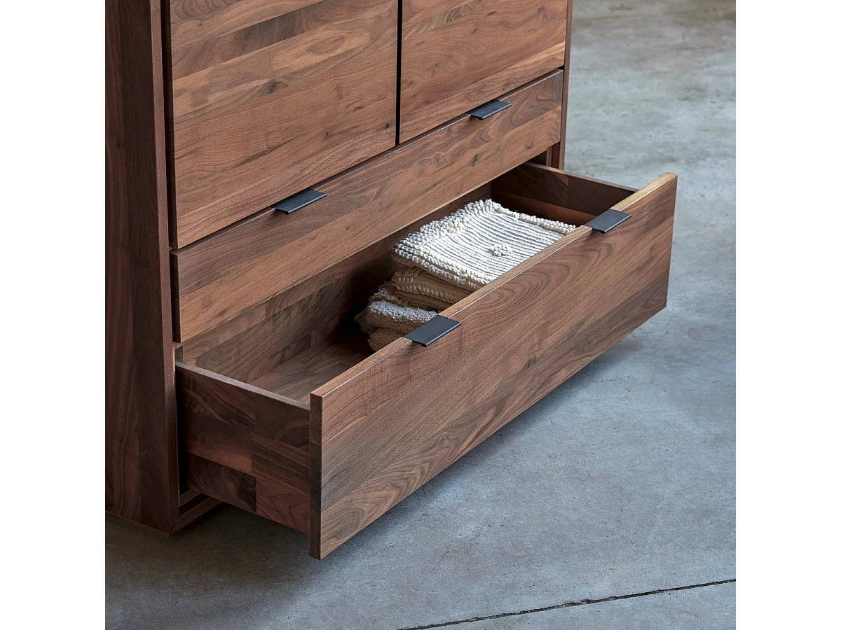 Schrank Senson aus massivem Nussbaumholz