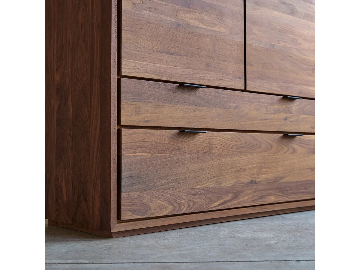 Schrank Senson aus massivem Nussbaumholz