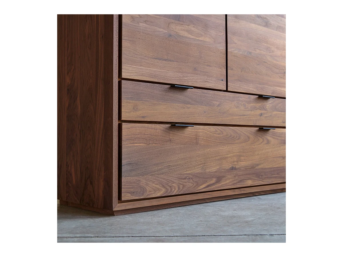 Schrank Senson aus massivem Nussbaumholz