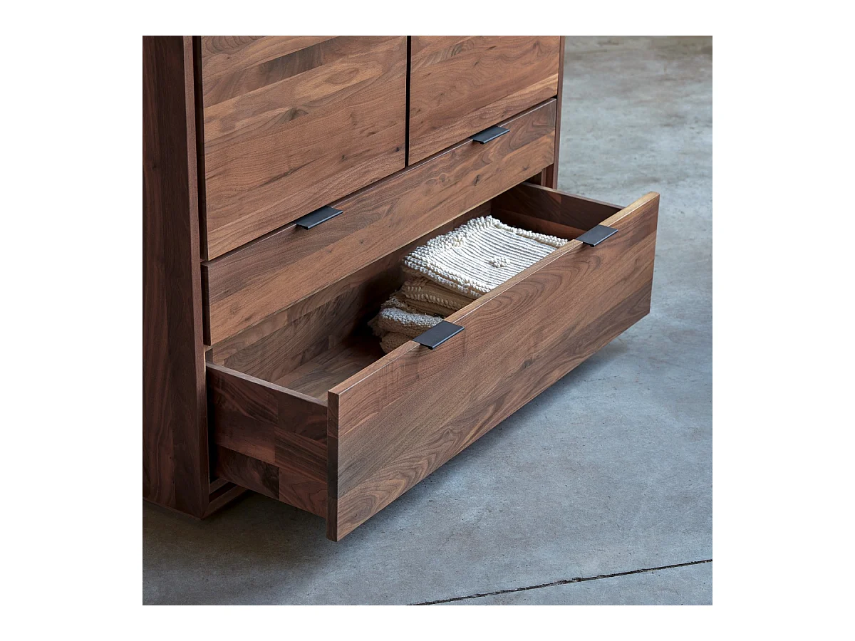 Schrank Senson aus massivem Nussbaumholz