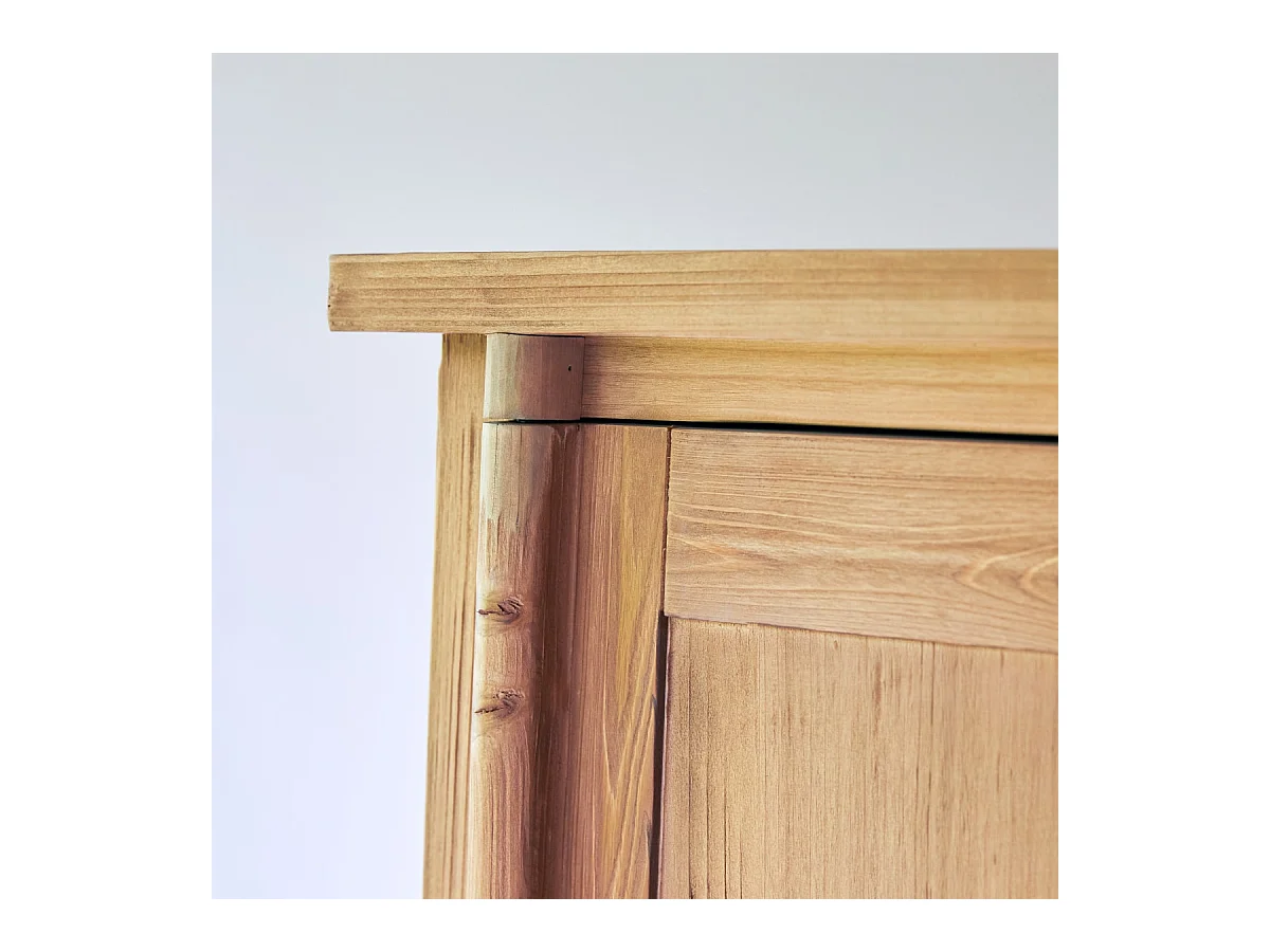 Esszimmerschrank Yuki aus massivem, recycelten Pinienholz