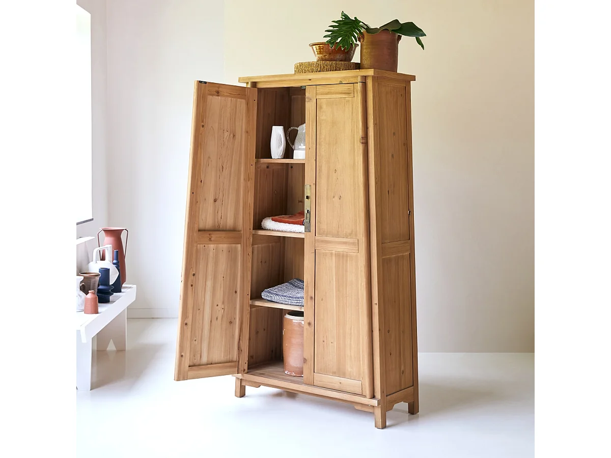Esszimmerschrank Yuki aus massivem, recycelten Pinienholz