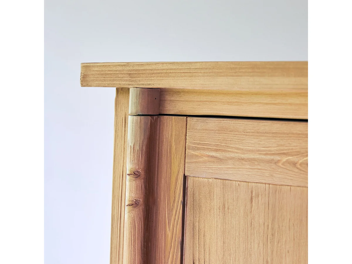 Esszimmerschrank Yuki aus massivem, recycelten Pinienholz
