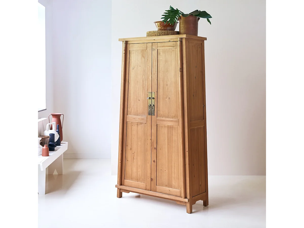 Esszimmerschrank Yuki aus massivem, recycelten Pinienholz