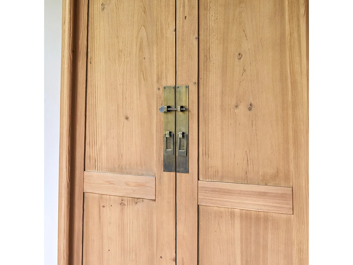 Esszimmerschrank Yuki aus massivem, recycelten Pinienholz