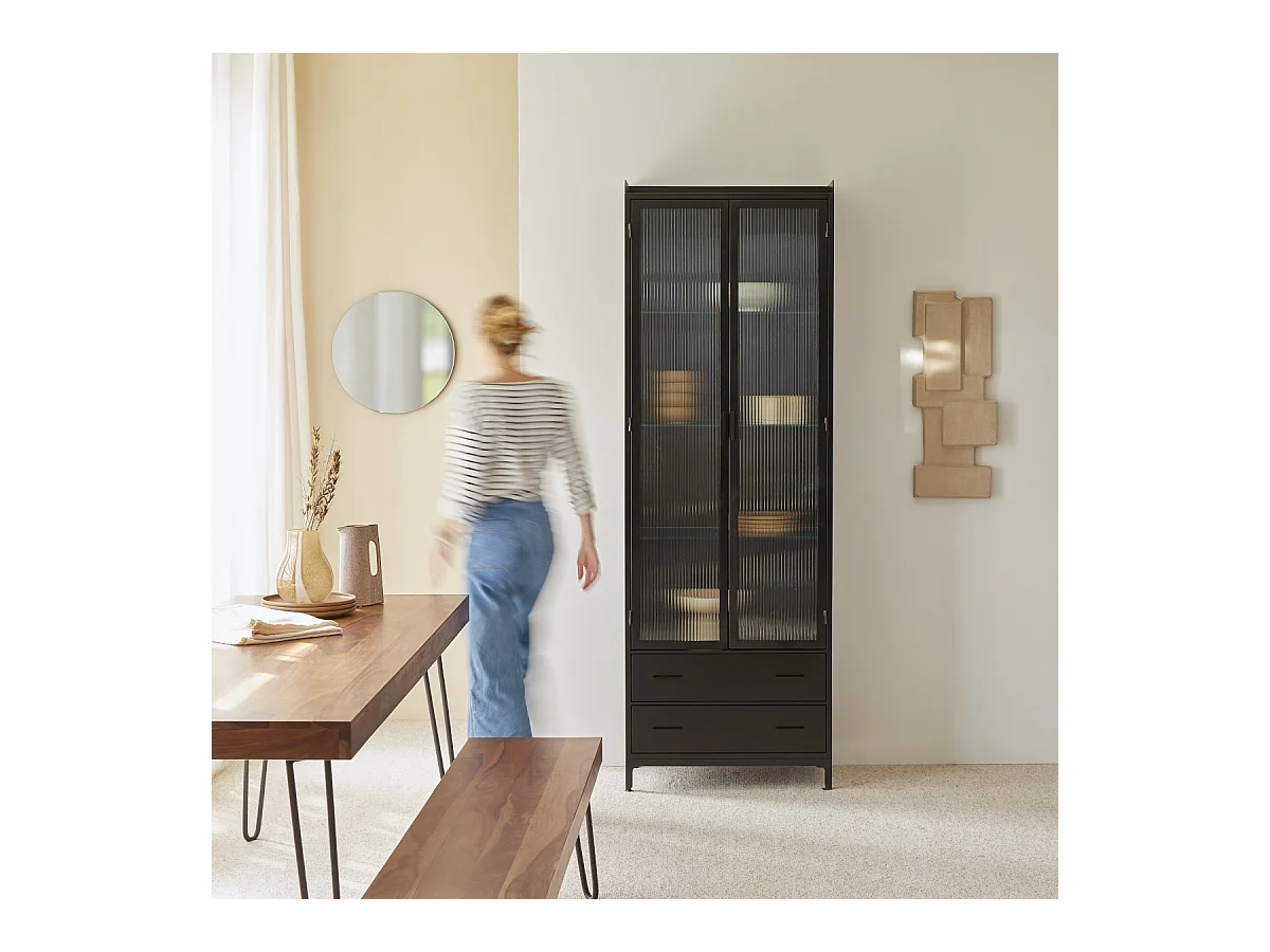 Hoher Vitrinenschrank aus lackiertem Metall Emil