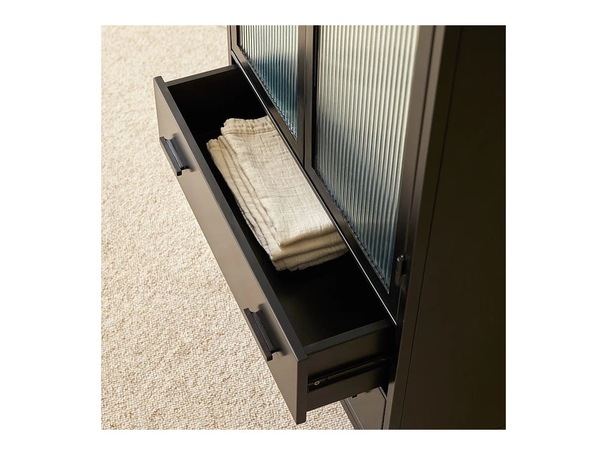 Hoher Vitrinenschrank aus lackiertem Metall Emil