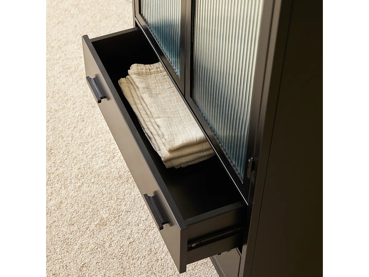 Vitrine haute en métal peint Emil