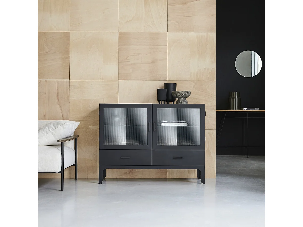 Vitrine basse en métal peint Emil