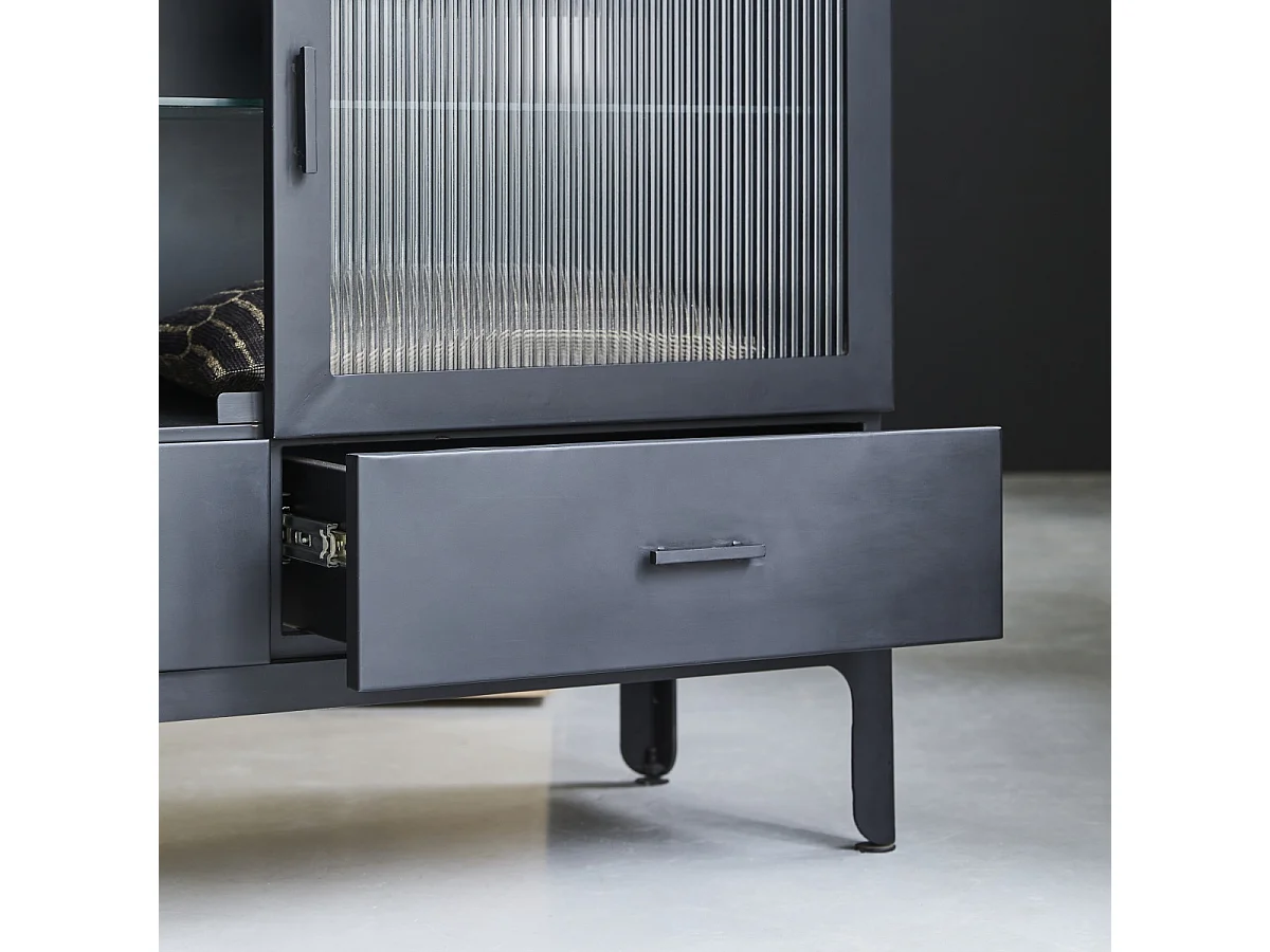 Vitrine basse en métal peint Emil