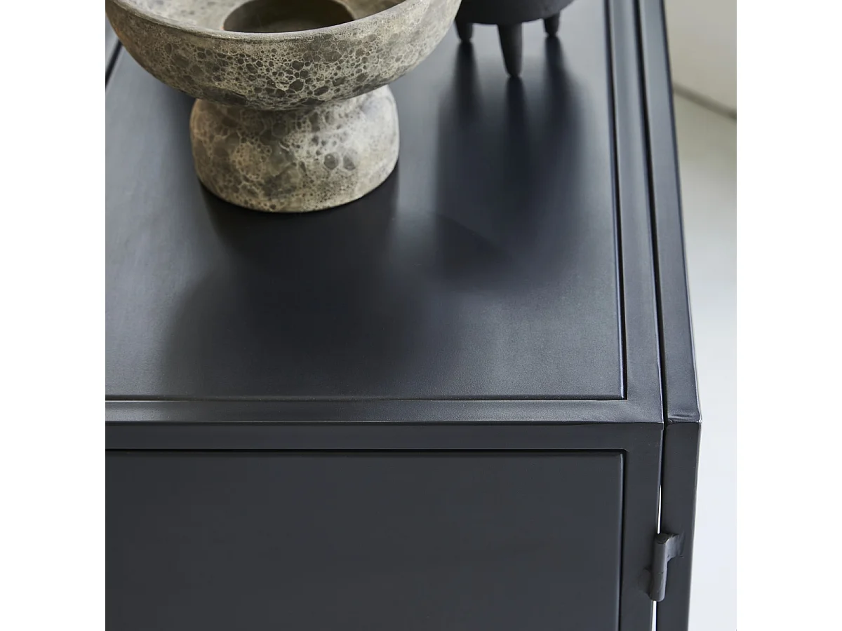 Vitrine basse en métal peint Emil